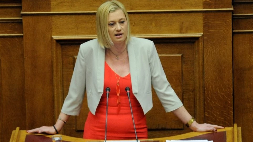 «Να φορέσετε τσαντόρ και στα τέσσερα ραγιάδες» – Οργή Ραχήλ Μακρή για δημοτικό σχολείο που εξέδωσε ημερολόγια με σκηνές από την Τουρκοκρατία (εικόνες)